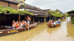 Video: Hội An ngập chìm trong lũ, khách du lịch đi thuyền ngắm phố cổ