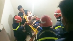 Video: Cứu người phụ nữ nhảy từ tầng 3 xuống, bị mắc kẹt trên mái che