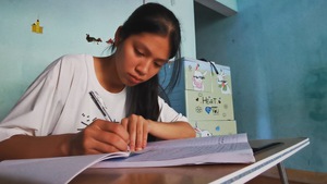 Video: Nước mắt người mẹ mù chữ khi hay tin con gái đỗ đại học