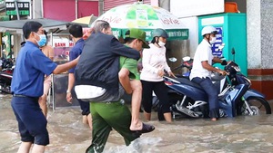 Video: Nước ngập mênh mông ở Cần Thơ, cõng bệnh nhân vào bệnh viện