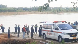 Video: Đã tìm thấy thi thể người đàn ông trong căn nhà sập do sạt lở ven sông Thạch Hãn