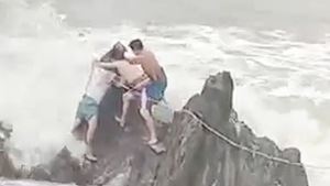 Video: Giải cứu người đàn ông bị sóng biển cuốn lúc chụp ảnh ở biển Cửa Lò