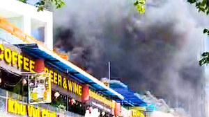 Video: Cháy quán bia ở Vũng Tàu, khói lửa cuồn cuộn