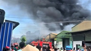 Video: Cháy hai công ty liền kề trong khu dân cư, người dân ôm tài sản chạy ra đường