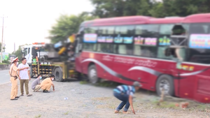 Video: Hiện trường xe giường nằm tông chết người đang đón xe ven đường ở Vĩnh Long