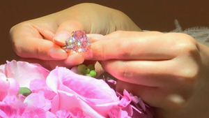 Video: Cận cảnh viên kim cương hồng giá 57,7 triệu USD