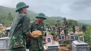 Góc nhìn trưa nay | Bới đá, gạn đất tìm lại phần mộ cho dân vùng lũ