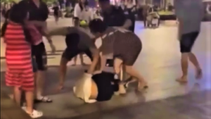 Video: Tạm giữ nhóm người bán hàng rong đánh hai thanh niên ở phố đi bộ Nguyễn Huệ