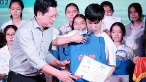 Video: Trao học bổng cho 77 tân sinh viên xứ Huế vượt khó đến giảng đường