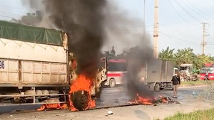 Video: Xe tải bốc cháy sau va chạm xe máy, hai người tử vong