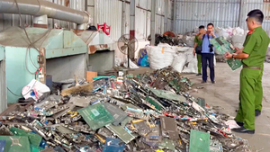 Video: Hiện trường khu nhà xưởng chứa gần 100 tấn chất thải rắn linh kiện, bo mạch đã qua sử dụng