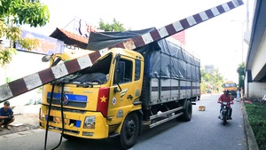 Video: Xe tải tông sập thanh giới hạn chiều cao gần cầu Nước Lên, quận Bình Tân