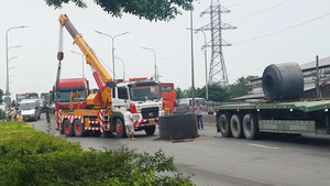 Video: Hai cuộn thép hàng chục tấn trên xe đầu kéo rơi xuống đường ở Bình Chánh