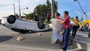 Video: Xe hoa chở cô dâu chú rể tông vào dải phân cách, lật ngửa