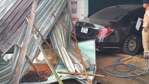 Video: Ô tô do nữ tài xế cầm lái đổ dốc tông sập nhà dân ở Bình Phước
