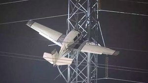 Video: Máy bay đâm vào cột điện cao thế, hai người còn sống kẹt cứng trong buồng lái