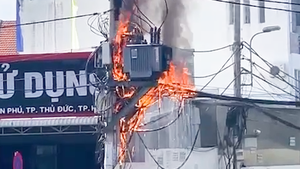 Video: Cháy tại trụ điện trước gara ô tô, điện nổ lộp bộp làm nhiều người hốt hoảng