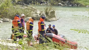 Video: Xe chở khách du lịch lao xuống sông Sêrêpốk, tài xế mất tích