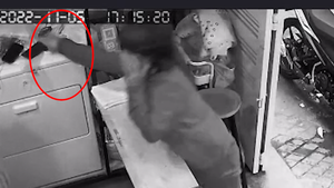 Video: Người phụ nữ nghi dàn cảnh trộm điện thoại tại các tiệm giặt ủi