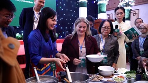 Đại sứ, các nhà ngoại giao thích thú học nấu phở tại Nam Định