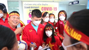 Video: Cổ động viên Việt Nam tại Lào chào đón thầy trò HLV Park Hang Seo