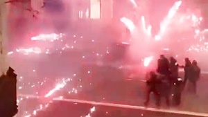 Video: Cổ động viên Pháp bắn pháo hoa vào cảnh sát sau trận chung kết World Cup 2022