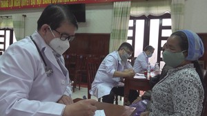 Góc nhìn trưa nay | Người dân Quảng Ngãi đến chật kín trụ sở UBND huyện khám bệnh, nhận thuốc miễn phí