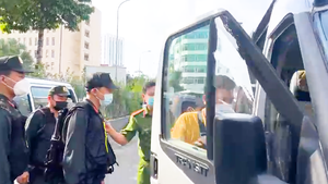 Video: Khám xét chỗ ở của ba người giúp sức cho bà Nguyễn Phương Hằng