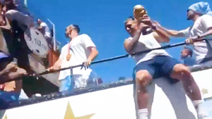 Video: Hai người dân Argentina suýt chết khi nhảy vào xe buýt mừng công của Messi và các đồng đội