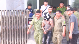 Video: Bắt nghi phạm xăm trổ đầy mình, dùng súng cướp xe máy ở Đồng Nai
