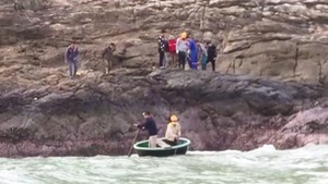 Video: Hai phụ nữ đi hái rong bị rơi xuống biển, một người bị mất tích đã tìm thấy thi thể