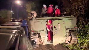 Video: Cảnh sát giải cứu xe chở ông già Noel bị mắc kẹt bên hàng rào