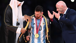 Video: Áo choàng Messi mặc trong lễ đăng quang World Cup 2022 được trả một triệu USD