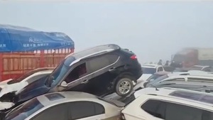 Video: Nhiều xe hơi và xe tải ‘xếp chồng’ lên nhau trên cầu do sương mù dày đặc