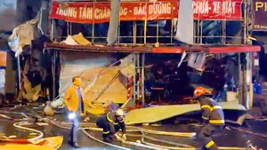 Video: Sau tiếng nổ lớn lửa bùng lên tại tiệm sửa xe làm ba người bị thương