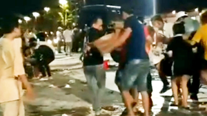 Video: Sập giàn đèn sân khấu ở Bình Dương làm nhiều người bị thương