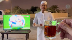 Video: Đem tivi ra trước nhà, rót trà mời lao động nhập cư xem World Cup