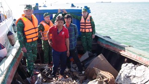 Video: Bắt nhóm người 'đột nhập' sà lan nước ngoài trộm 1.500kg sắt phế liệu