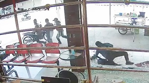 Video: Chủ tiệm vàng dùng súng bắn nhóm cướp khiến một người chết ở Thái Lan
