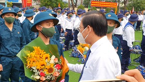 Video: Nhiều cảm xúc ngày tiễn hàng ngàn tân binh nhập ngũ ở TP.HCM