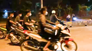 Video: Hàng trăm 'quái xế' tụ tập gây náo động đường phố, CSGT vây ráp bắt 19 thanh niên