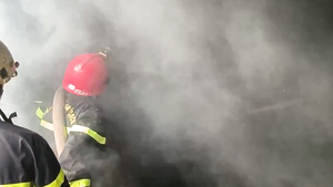 Video: Nhiều tài sản bên trong công ty gỗ bị thiêu rụi, cháy thành tro