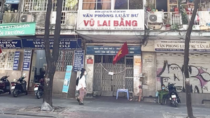 Video: Gỡ phong tỏa, hộ không có F0 ở chung cư Nguyễn Du được sinh hoạt, đi lại bình thường