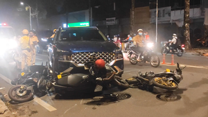 Video: Đang dừng đèn đỏ, tài xế ô tô bất ngờ đạp ga húc văng nhiều xe máy