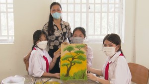 Góc nhìn trưa nay | Học sinh lớp 9 “hô biến” mùn cưa thành tranh độc đáo
