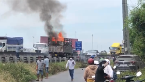 Video: Xe tải chở phế liệu cháy ngùn ngụt trên cao tốc Trung Lương-TP.HCM