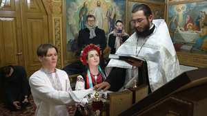 Video: Hôn lễ trong tiếng còi báo động và cuộc sống của người dân Ukraine giữa vùng chiến sự