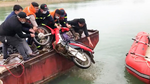 Video: Người đàn ông đi xe máy ngã từ cầu phao xuống sông Mã tử vong