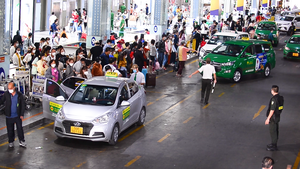 Video: Dòng người xếp hàng dài chờ taxi tại sân bay Tân Sơn Nhất
