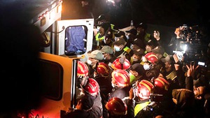 Video: Đội cứu hộ đưa thi thể bé trai bị kẹt dưới giếng sâu tại Morocco lên mặt đất